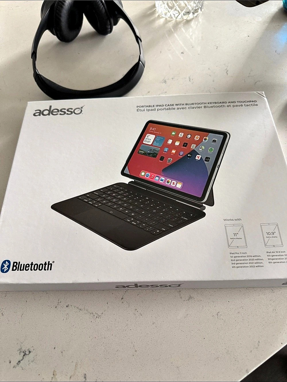 adesso Portable iPad Case with Bluetooth Keyboard and Touchpad Bluetooth